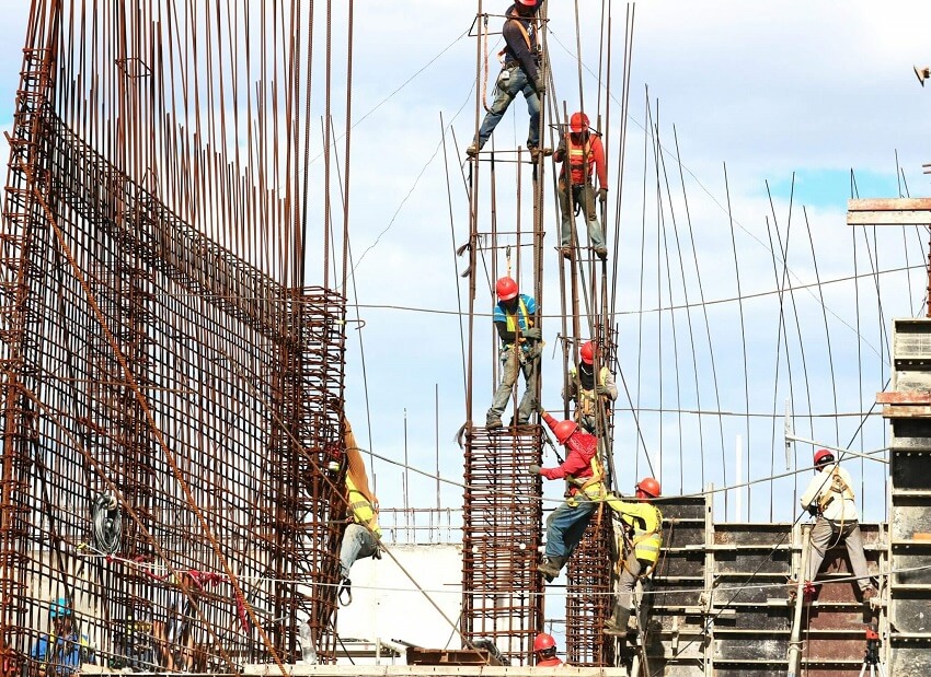 Construction-Worker-Safety with Connectivity - webbingsolutions