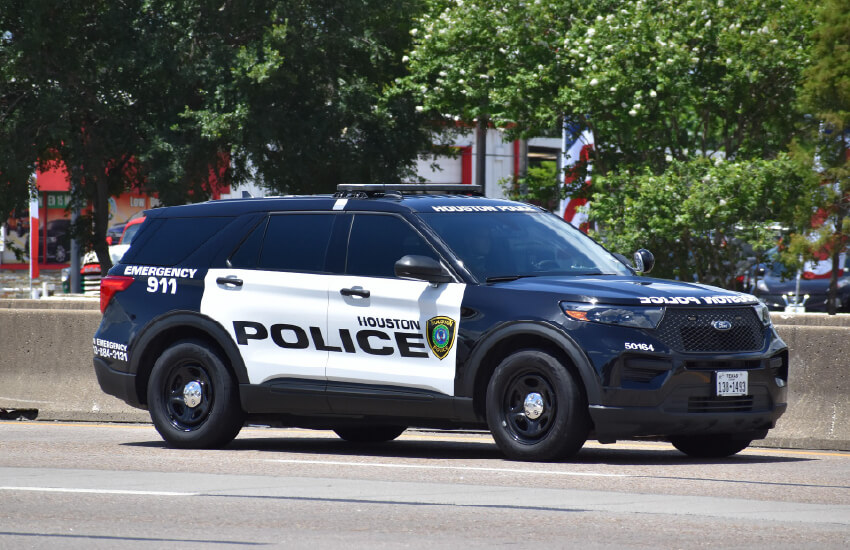 Cellular connected police cars for safety and efficiency